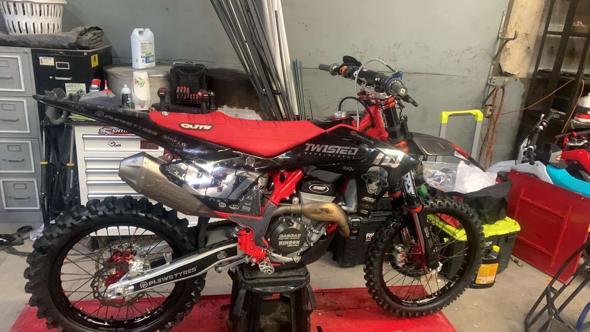 CUSTOM DIRT BIKE GRAPHIC KITS